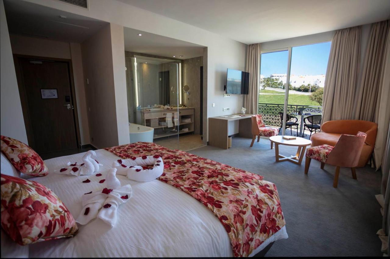 Mandarin Palace Hotel&Spa Tanger Exteriér fotografie A room at the hotel