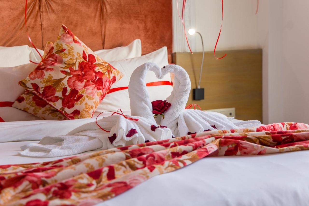 Mandarin Palace Hotel&Spa Tanger Exteriér fotografie A bed with a heart-shaped towel