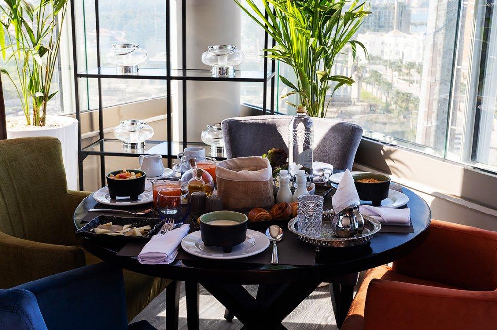 Mandarin Palace Hotel&Spa Tanger Exteriér fotografie A table set for afternoon tea at the Mandarin Oriental, Hong Kong